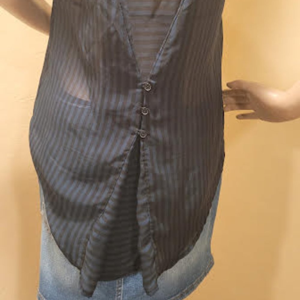 Forever 21 semi-sheer button up collar sleeveless  high-low curved hem - Small - Picture 3 of 7